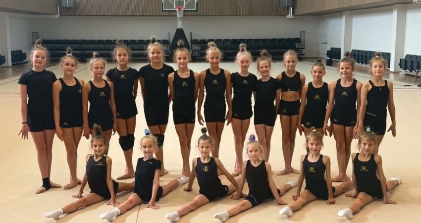 Mūsų sporto salėje vyko meninės gimnastikos stovyk...
